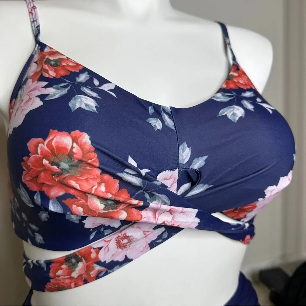Woman's Floral Twist-Front Bikini Top NWOT Large